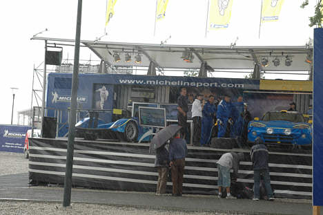 Michelin stand i Village området - Her var der konkurrence om hvem der hurtigst kunne skifte hjul på en racerbil.
(Foto: Motorsporten.dk)